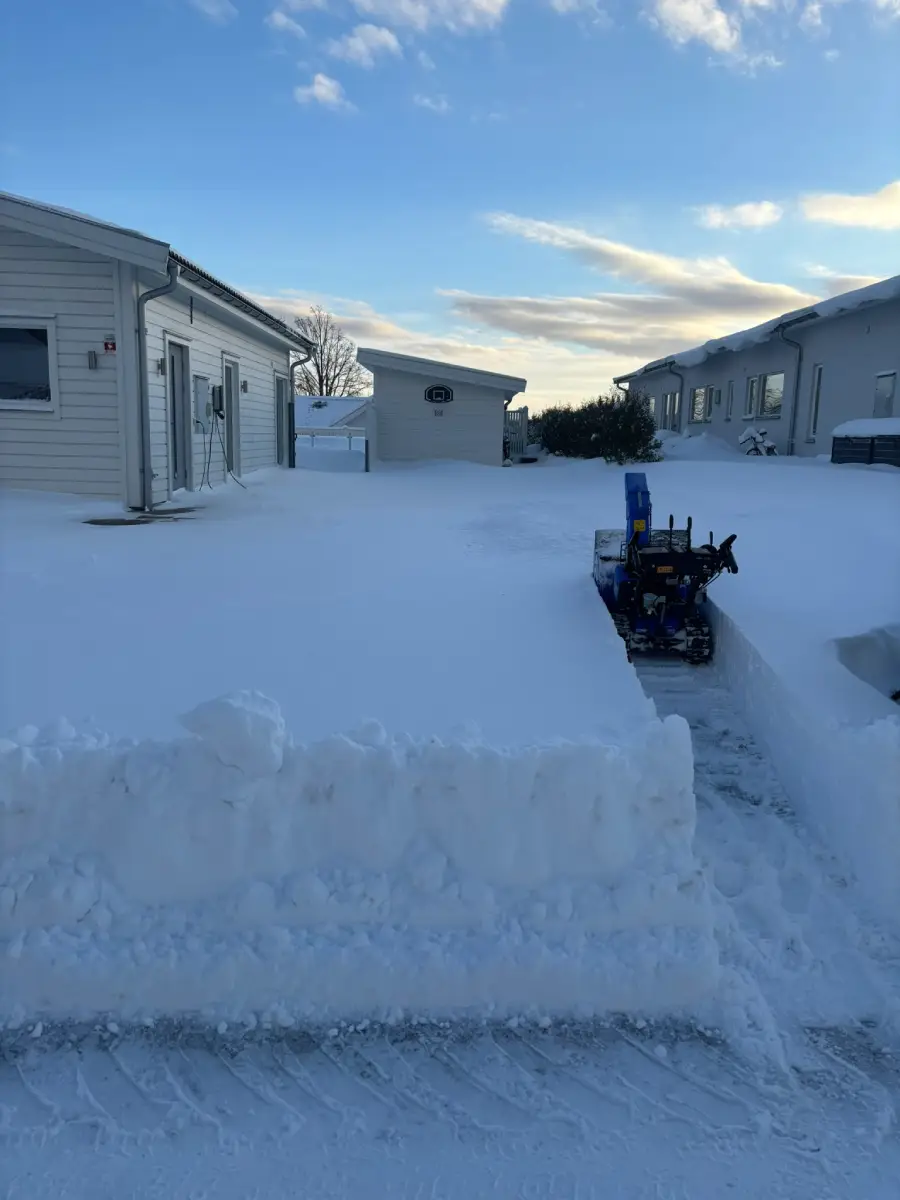 Snötäckt parkering före snöröjning