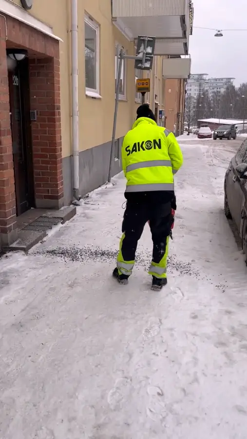 Snöröjning och halkbekämpning av infart och parkering — SAKON Entreprenad